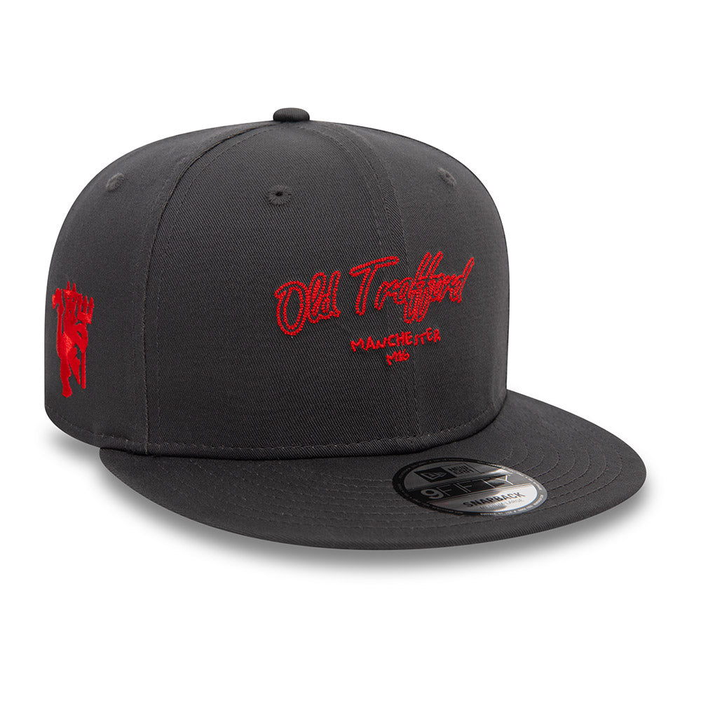 MANCHESTER UNITED – DARK GREY “OLD TRAFFORD” NEW ERA 9FIFTY CHAIN STITCH FLAT PEAK HAT